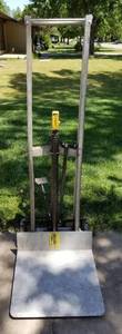 lot 5333 image: Wesco Hydraulic 2 wheel dolly