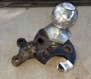 lot 5343 image: Atvutv hitch with 2 ball