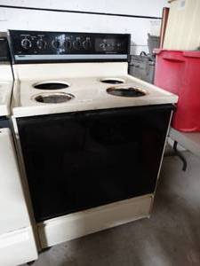 lot 3409 image: Caloric Prestige Series White Oven