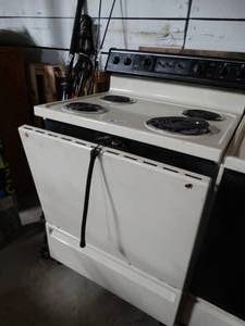 lot 3410 image: GE White Oven