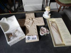 lot 3416 image: Lot of Cherub Home Decor