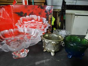 lot 3420 image: Lot of Decorative Glass Bowls