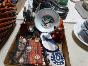 lot 3517 image: Lot of Misc. Home Decor