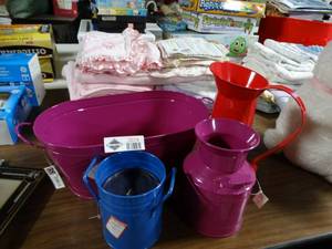 lot 3579 image: Lot of Colorful Decor