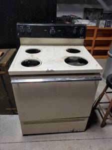 lot 3590 image: Hotpoint Oven--Clean Inside