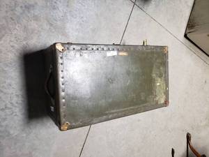lot 3591 image: Green Trunk with Red Lining