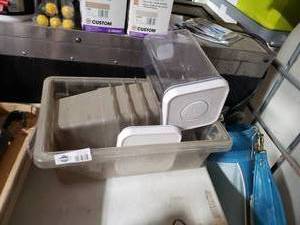 lot 3613 image: Lot of Plastic Organizers