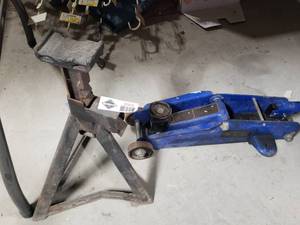 lot 3665 image: Blue Car Jack and 3 Ton Jack Stand