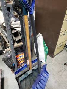 lot 3682 image: Lot of 4 Snow Shovels