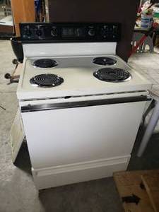 lot 7228 image: Very Clean GE White Oven