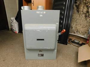 lot 1702 image: General Electric 3PH Shut Off Switch