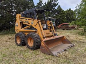lot 4 image: Case Uni-Loader Skid Steer 1845C And 6ft x 30 Inch Bucket Attachment H674862