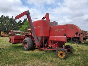 lot 7 image: Massey-Harris Super 26 Combine