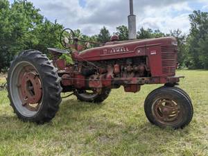 lot 8 image: International Harvester Farmall Model H Serial FBH- 242796 Includes Matching Trip Loader