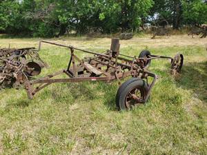 lot 14 image: Antique Planter