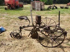 lot 25 image: John Deere F-385 Horse Drawn Planter