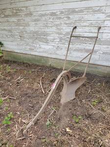 lot 35 image: Antique Horse Drawn Middle Buster Plow