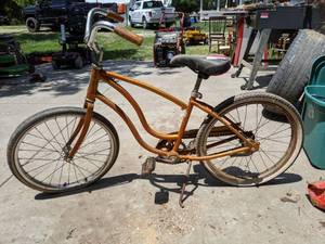 lot 103 image: Schwinn Childrens Bicycle, Has Flat Tires