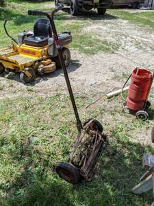 lot 115 image: Push Lawn Mower