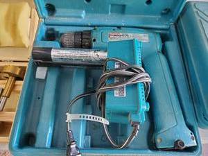 lot 137 image: Makita 6096D Drill With Battery Charger