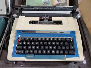 lot 140 image: Super Sterling Smith Corona Typewriter