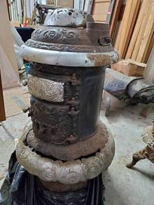 lot 162 image: Round Oak Antique Cast Iron Wood Stove