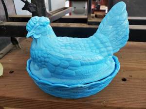 lot 171 image: Blue Slag Covered Chicken Dish