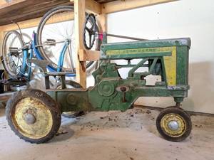 lot 1008 image: John Deere Pedal Tractor