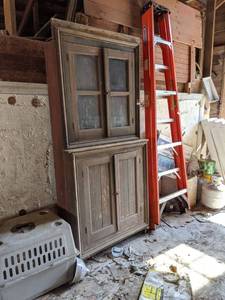 lot 1016 image: Cabinet And Contents