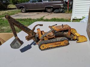 lot 1038 image: Assorted Diescast Tractors And Attachments