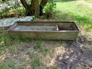 lot 1089 image: 6ft Metal Feed Bunk