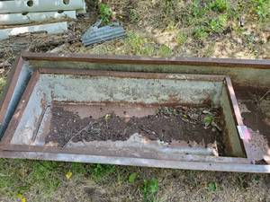 lot 1090 image: 4ft Metal Feed Bunk