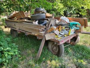 lot 1095 image: Antique Wagon With Contents