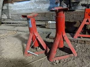 lot 1134 image: 2 Ton Lift Stands