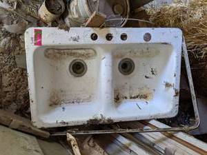 lot 1075 image: Farm Sink