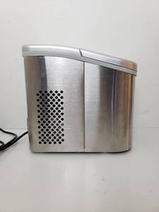 lot 73218 image: Frigidaire 26 lb. Countertop Ice Maker