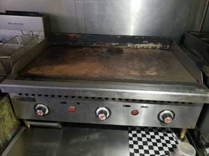lot 4876 image: Vulcan 36 inch thermostatically controlled flat top grill