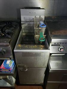 lot 4879 image: Pitco 40 lb nat gas fryer