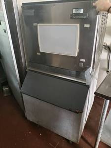 lot 4950 image: Scotsman 500 lb CME506AS-1F ice machine with bin