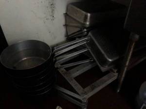 lot 4977 image: Dunnage rack and misc. insert pans