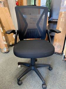 lot 3117 image: Black Desk Chair
