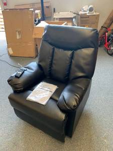 lot 3128 image: Black Electric Lift Chair - $500 RETAIL