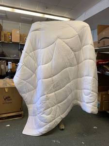 lot 3147 image: Climaloft white comforter 104��x88��