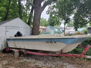 lot 10 image: Fabuglas Fishing Boat - Needs Restored - Untested Mercury Motor