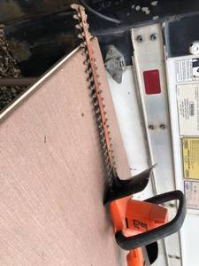 lot 6528 image: Black & Decker 18�� Hedge Trimmer