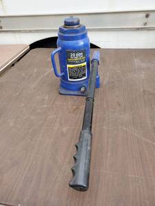 lot 6575 image: 20 ton Hydaulic Bottle Jack