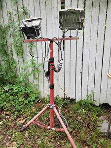 lot 6586 image: Craftsman Tripod Shop Light