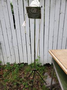 lot 6588 image: Tripod Shop Light