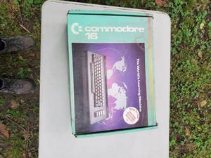 lot 6589 image: Commodore 16