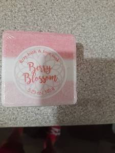 lot 1389 image: Fizzy Bath Bomb & Foot Soak 5.29 Oz Berry Blossom